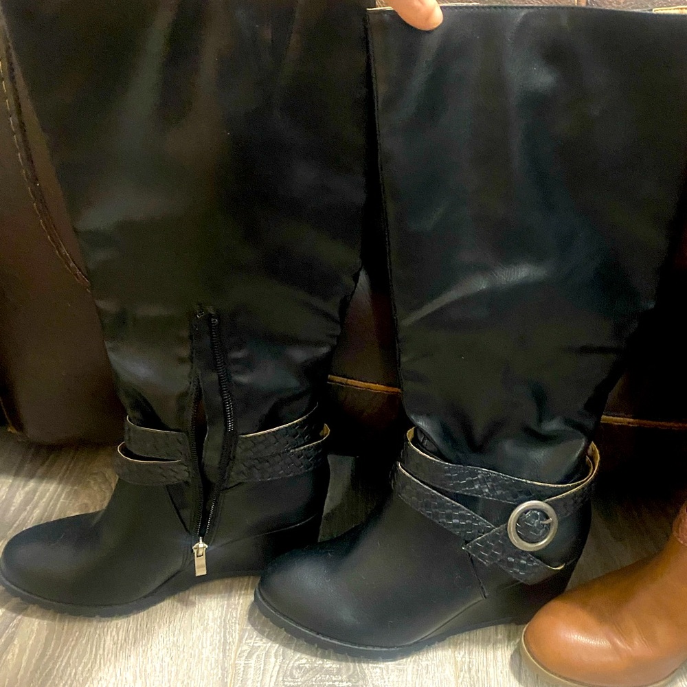 Tall boots
Size: 7
Black
Never been worn